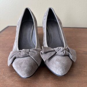 Nicole Gray Suede Wedges with Bow Detail – Size 6.5